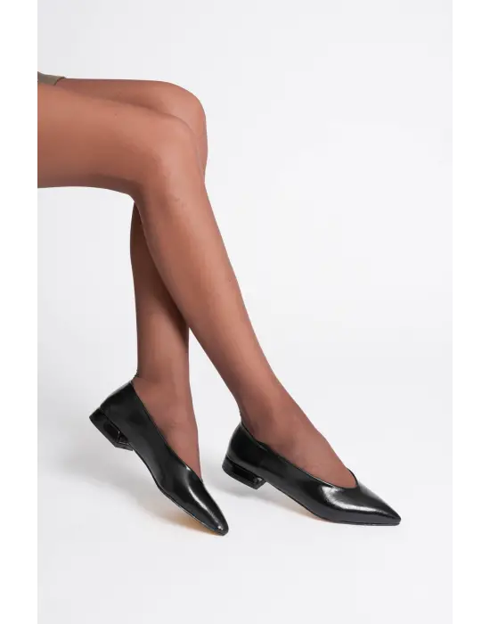 Kadın Siyah Günlük Kısa Topuklu Ayakkabı TR23MS02A