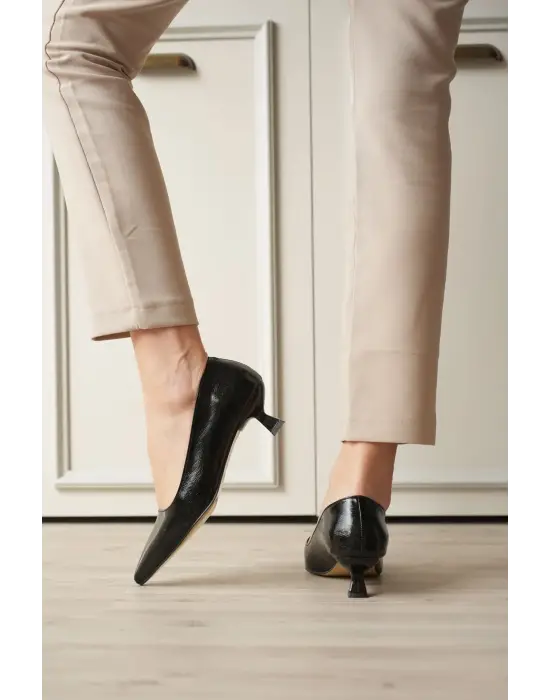 Kadın Siyah Kırışık Rugan Kısa Topuklu Stiletto Ayakkabı TR20MS03C