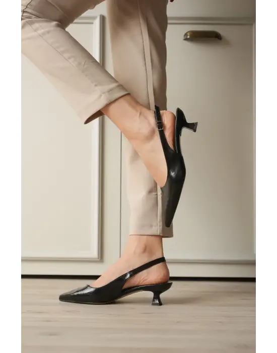 Kadın Siyah Kırışık Rugan Sivri Burun Slingback Kısa Topuklu Ayakkabı TR20MS04C