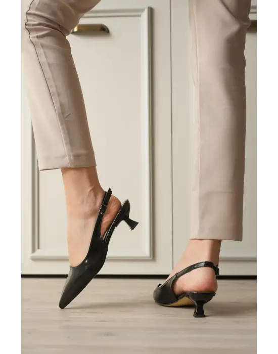 Kadın Siyah Kırışık Rugan Sivri Burun Slingback Kısa Topuklu Ayakkabı TR20MS04C