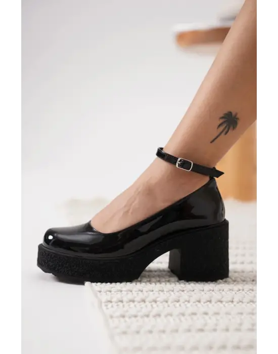 Kadın Siyah Rugan Bilekten Baretli Günlük Ayakkabı TR06MS01A