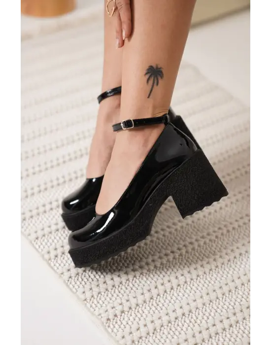 Kadın Siyah Rugan Bilekten Baretli Günlük Ayakkabı TR06MS01A