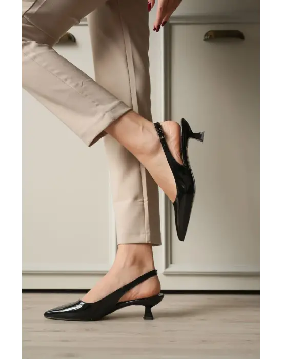 Kadın Siyah Rugan Sivri Burun Slingback Kısa Topuklu Ayakkabı TR20MS04E