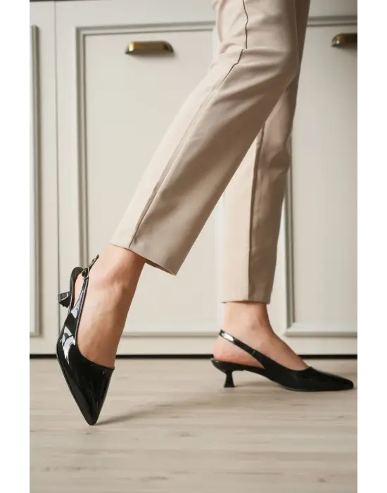 Kadın Siyah Rugan Sivri Burun Slingback Kısa Topuklu Ayakkabı TR20MS04E