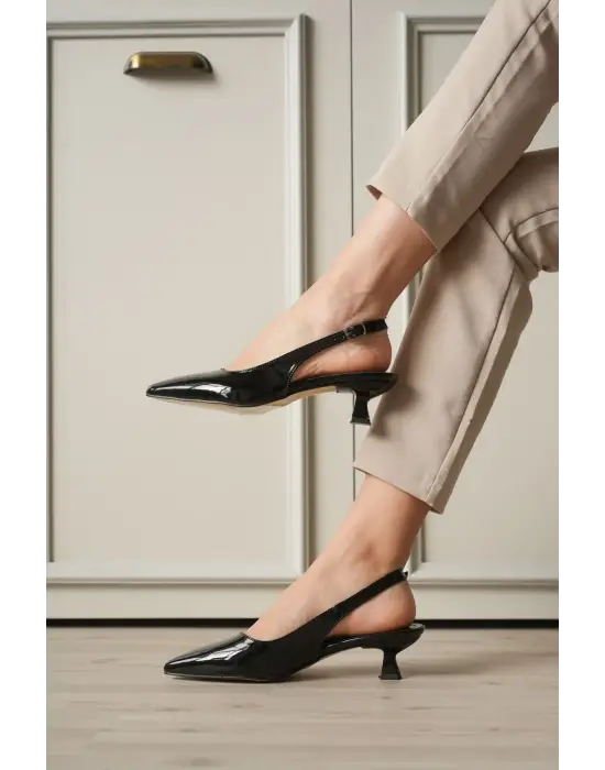 Kadın Siyah Rugan Sivri Burun Slingback Kısa Topuklu Ayakkabı TR20MS04E