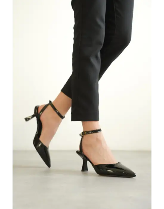 Kadın Siyah Rugan Topuklu Ayakkabı TR03MS02A