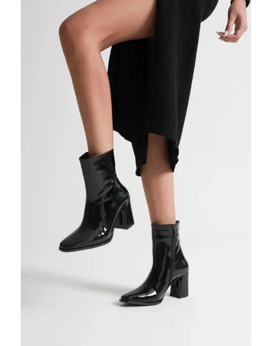 Kadın Siyah Rugan Topuklu Bot TR08MK02D