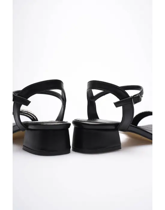 Kadın Siyah Taş Detaylı Kalın Topuklu Şık Sandalet TR20MY26A