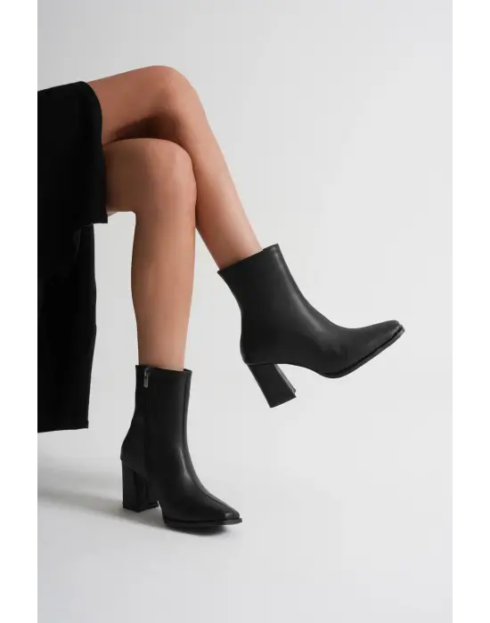 Kadın Siyah Topuklu Bot TR08MK02A