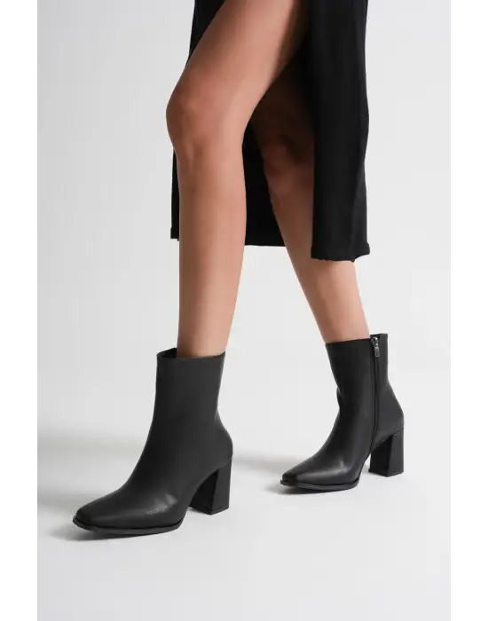 Kadın Siyah Topuklu Bot TR08MK02A