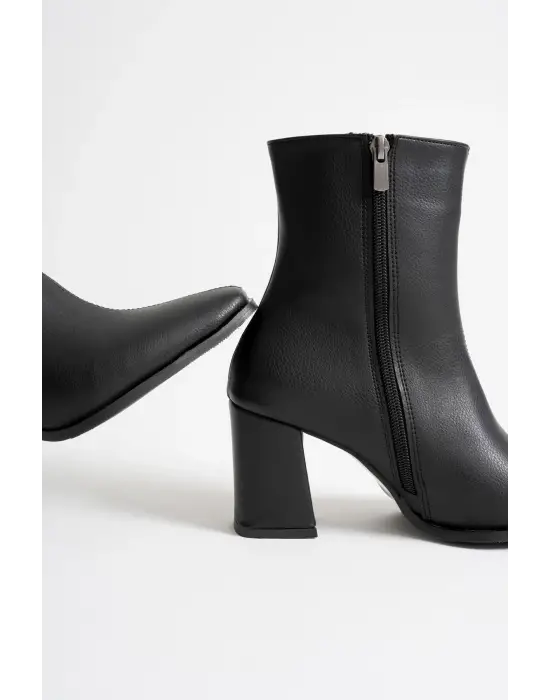 Kadın Siyah Topuklu Bot TR08MK02A