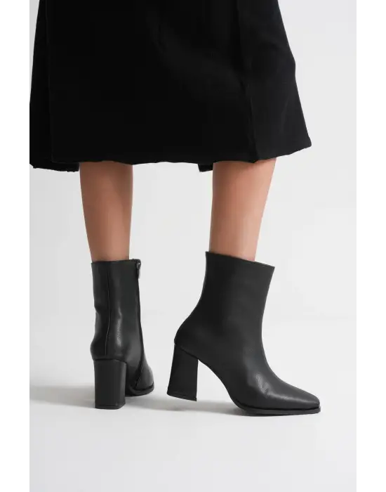 Kadın Siyah Topuklu Bot TR08MK02A