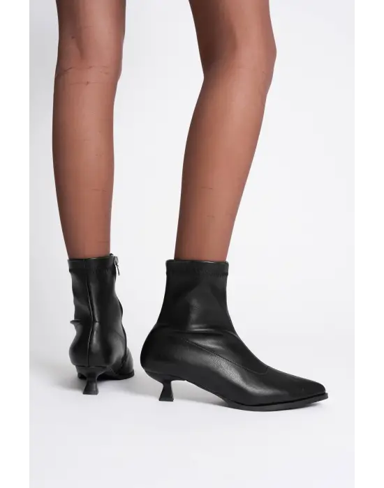 Kadın Siyah Topuklu Bot TR23MK01A