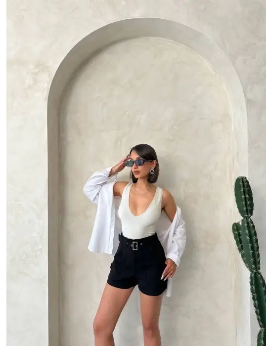 Kemer Detaylı Gabardin Şort Siyah S25289