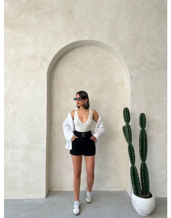 Kemer Detaylı Gabardin Şort Siyah S25289