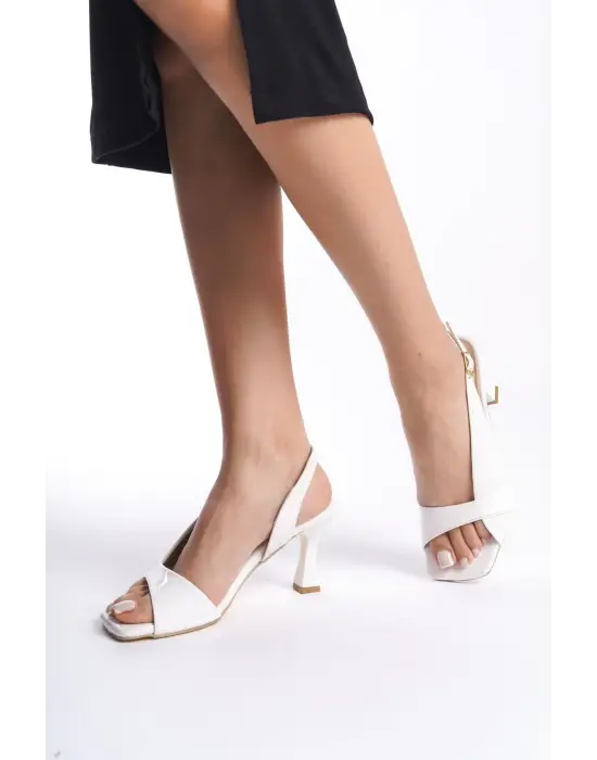 Klein Kadın Beyaz Rugan Detaylı Topuklu Sandalet