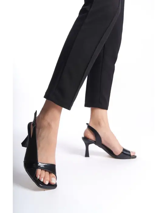 Klein Kadın Siyah Rugan Detaylı Topuklu Sandalet