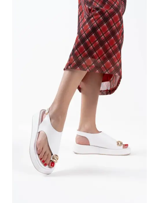 Milena Beyaz Cilt Toka Detaylı Sandalet