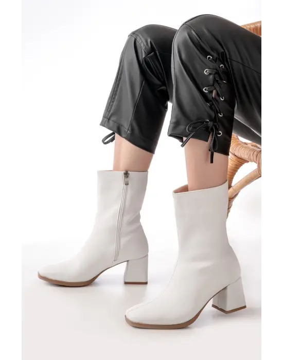 Beyaz Topuklu Fermuarlı Kadın Bot
