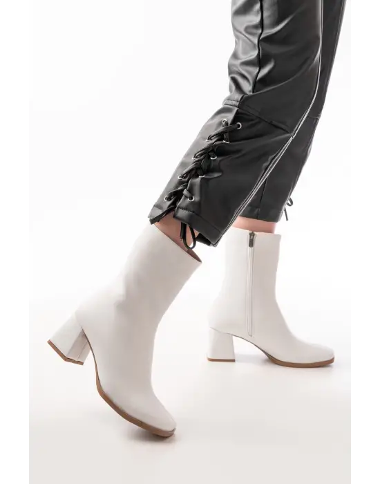 Beyaz Topuklu Fermuarlı Kadın Bot