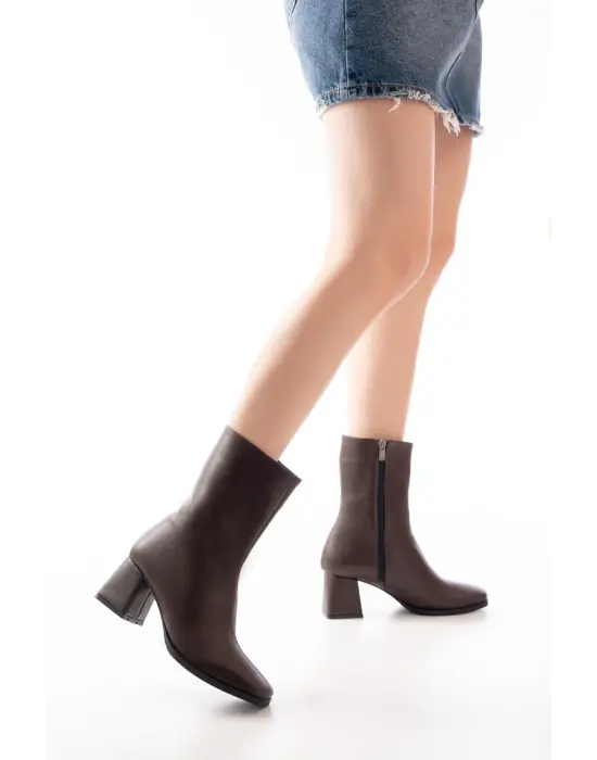 Kahve Topuklu Fermuarlı Kadın Bot