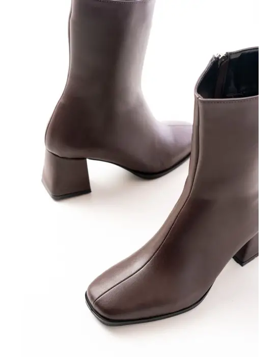 Kahve Topuklu Fermuarlı Kadın Bot