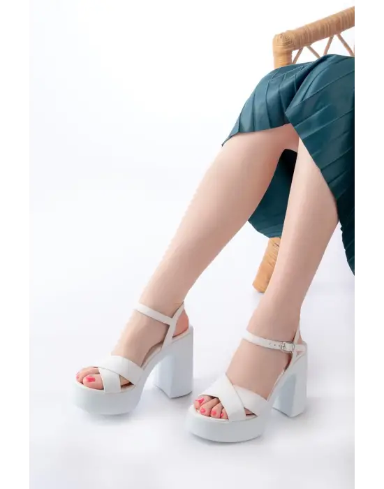 P-105 Beyaz Çapraz Kalın Topuklu Kadın Sandalet