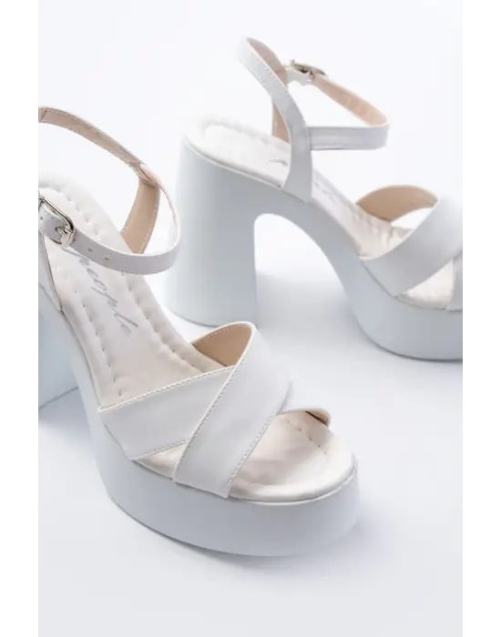 P-105 Beyaz Çapraz Kalın Topuklu Kadın Sandalet