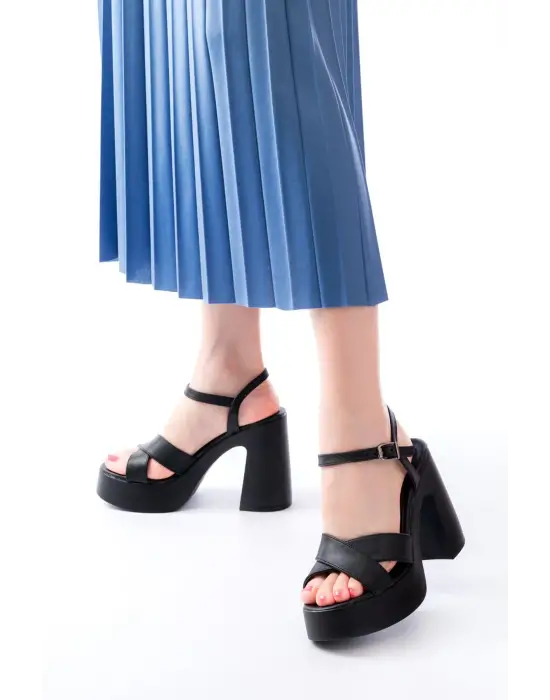 P-105 Siyah Çapraz Kalın Topuklu Kadın Sandalet