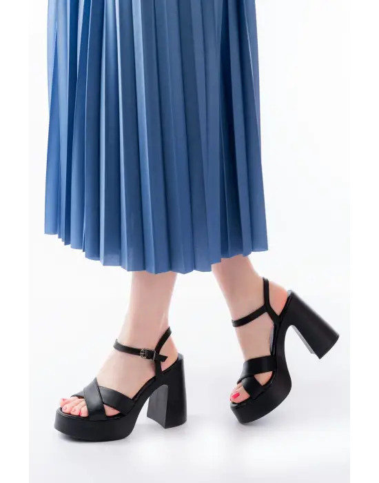 P-105 Siyah Çapraz Kalın Topuklu Kadın Sandalet