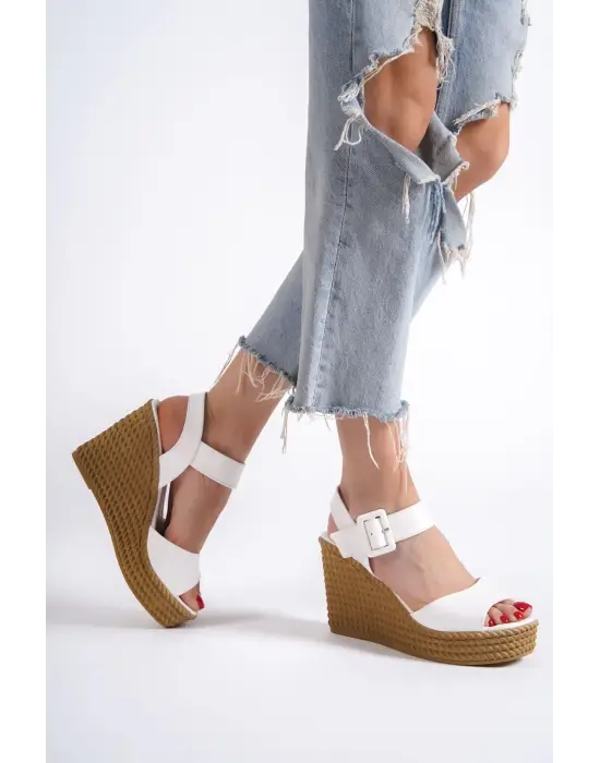Perla Tokalı Lastikli Dolgu Topuklu Ortopedik Taban Hasır Görünümlü Kadın Sandalet  Kt - Beyaz