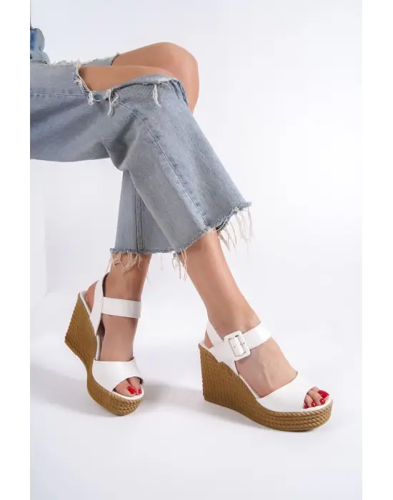 Perla Tokalı Lastikli Dolgu Topuklu Ortopedik Taban Hasır Görünümlü Kadın Sandalet  Kt - Beyaz