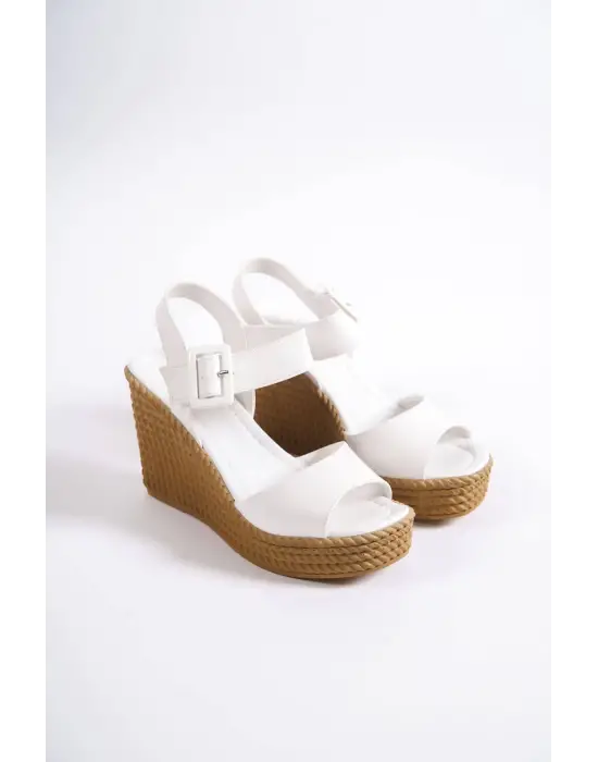 Perla Tokalı Lastikli Dolgu Topuklu Ortopedik Taban Hasır Görünümlü Kadın Sandalet  Kt - Beyaz