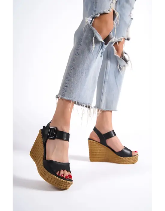 Perla Tokalı Lastikli Dolgu Topuklu Ortopedik Taban Hasır Görünümlü Kadın Sandalet Kt - Siyah