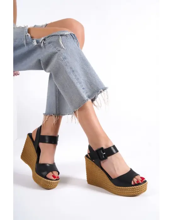 Perla Tokalı Lastikli Dolgu Topuklu Ortopedik Taban Hasır Görünümlü Kadın Sandalet Kt - Siyah