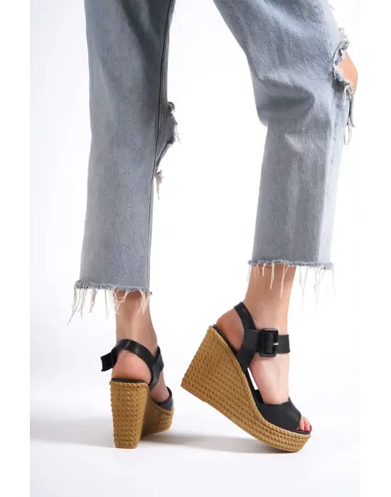 Perla Tokalı Lastikli Dolgu Topuklu Ortopedik Taban Hasır Görünümlü Kadın Sandalet Kt - Siyah