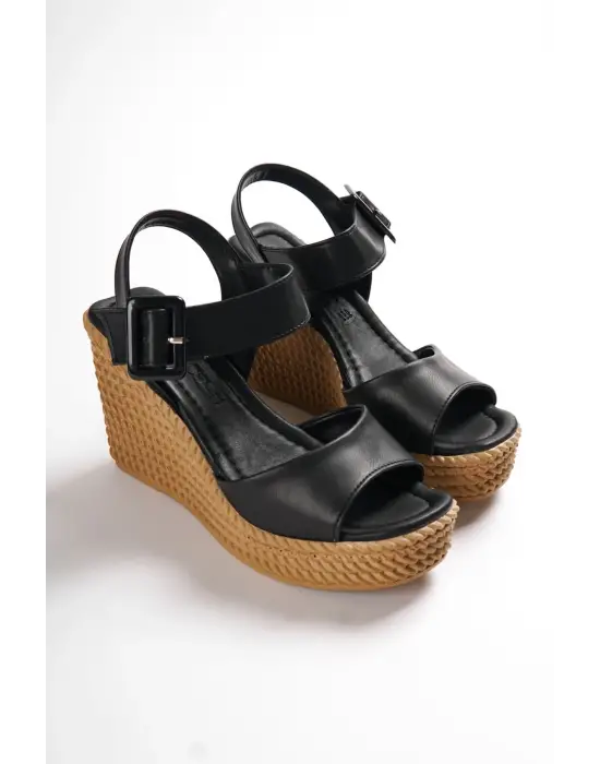 Perla Tokalı Lastikli Dolgu Topuklu Ortopedik Taban Hasır Görünümlü Kadın Sandalet Kt - Siyah