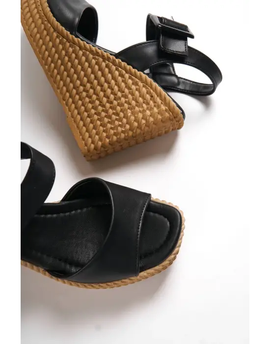 Perla Tokalı Lastikli Dolgu Topuklu Ortopedik Taban Hasır Görünümlü Kadın Sandalet Kt - Siyah