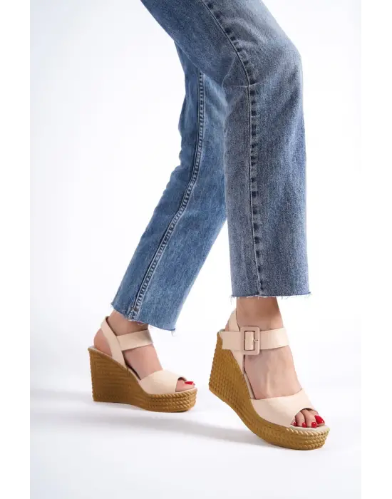 Perla Tokalı Lastikli Dolgu Topuklu Ortopedik Taban Hasır Görünümlü Kadın Sandalet  Kt - Ten