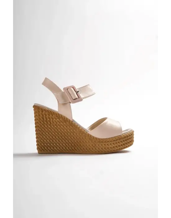 Perla Tokalı Lastikli Dolgu Topuklu Ortopedik Taban Hasır Görünümlü Kadın Sandalet  Kt - Ten