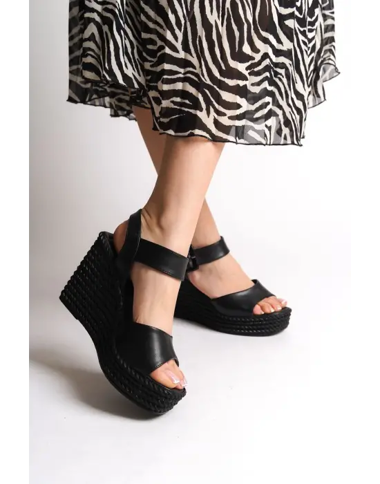 Perla Tokalı Lastikli Dolgu Topuklu Ortopedik Taban Hasır Görünümlü Kadın Sandalet St - Siyah