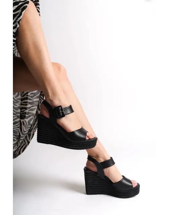 Perla Tokalı Lastikli Dolgu Topuklu Ortopedik Taban Hasır Görünümlü Kadın Sandalet St - Siyah