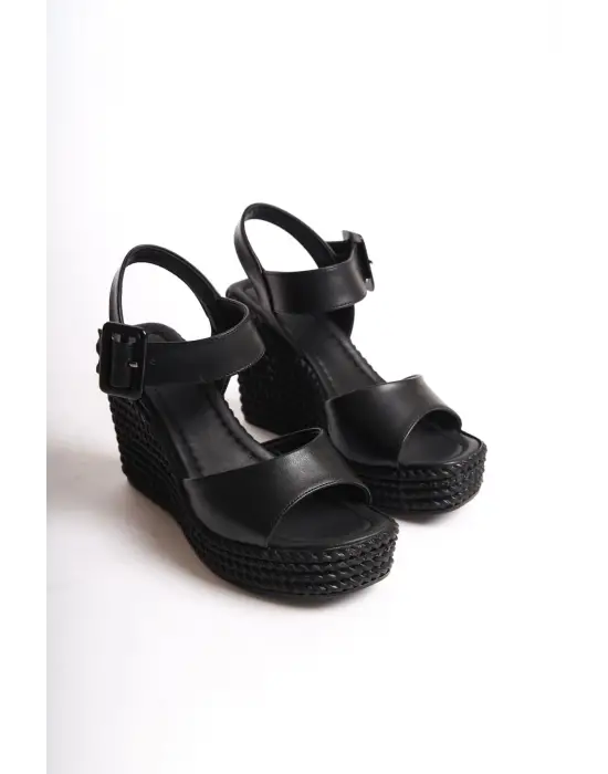 Perla Tokalı Lastikli Dolgu Topuklu Ortopedik Taban Hasır Görünümlü Kadın Sandalet St - Siyah