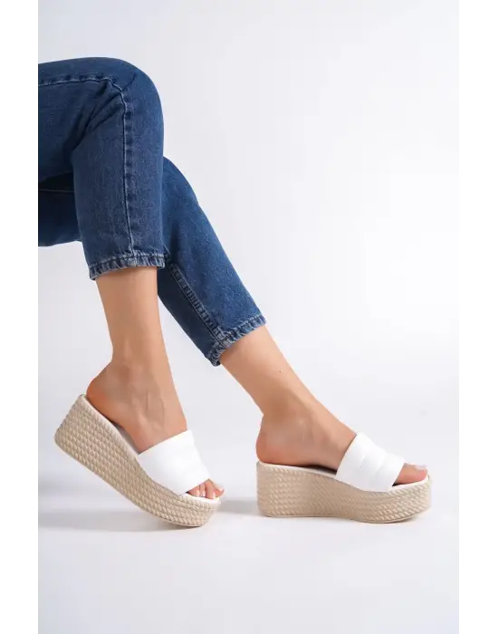 Reına Dolgu Topuklu Ortopedik Taban Hasır Görünümlü Kadın Terlik Kt - Beyaz