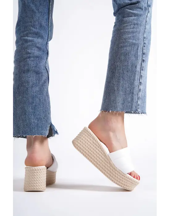 Reına Dolgu Topuklu Ortopedik Taban Hasır Görünümlü Kadın Terlik Kt - Beyaz