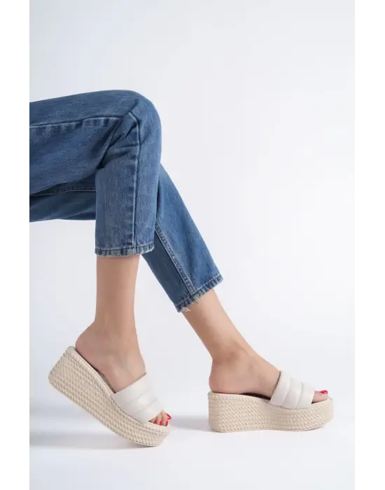 Reına Dolgu Topuklu Ortopedik Taban Hasır Görünümlü Kadın Terlik Kt - Krem