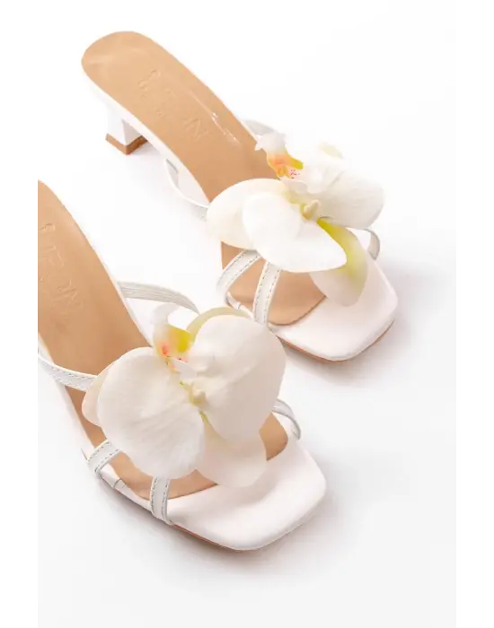 S-622 Beyaz Orkide Detaylı İnce Topuklu Kadın Terlik