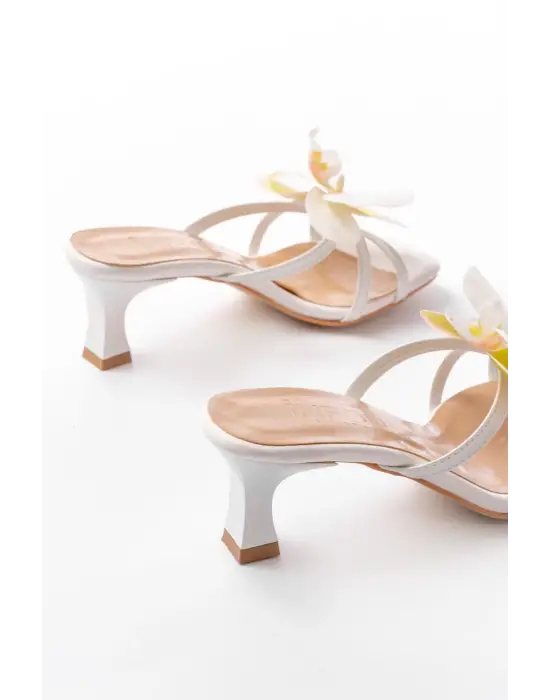 S-622 Beyaz Orkide Detaylı İnce Topuklu Kadın Terlik