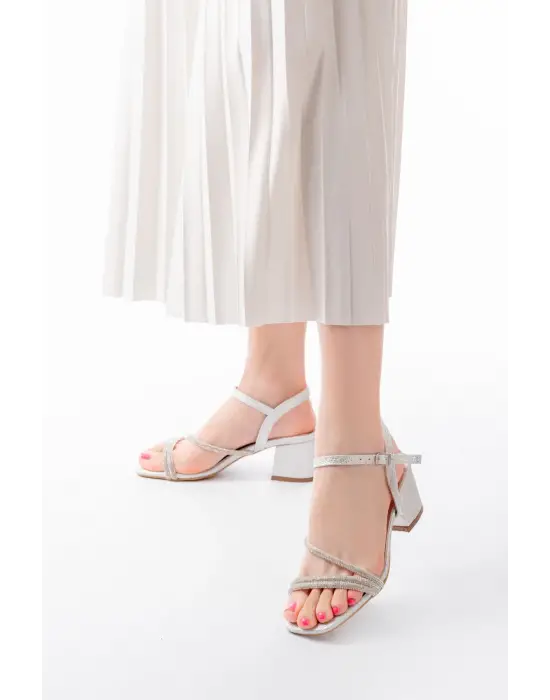 Gümüş Bantlı Taşlı Kalın Şeffaf Topuklu Kadın Ayakkabı