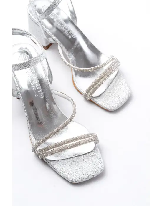 Gümüş Bantlı Taşlı Kalın Şeffaf Topuklu Kadın Ayakkabı